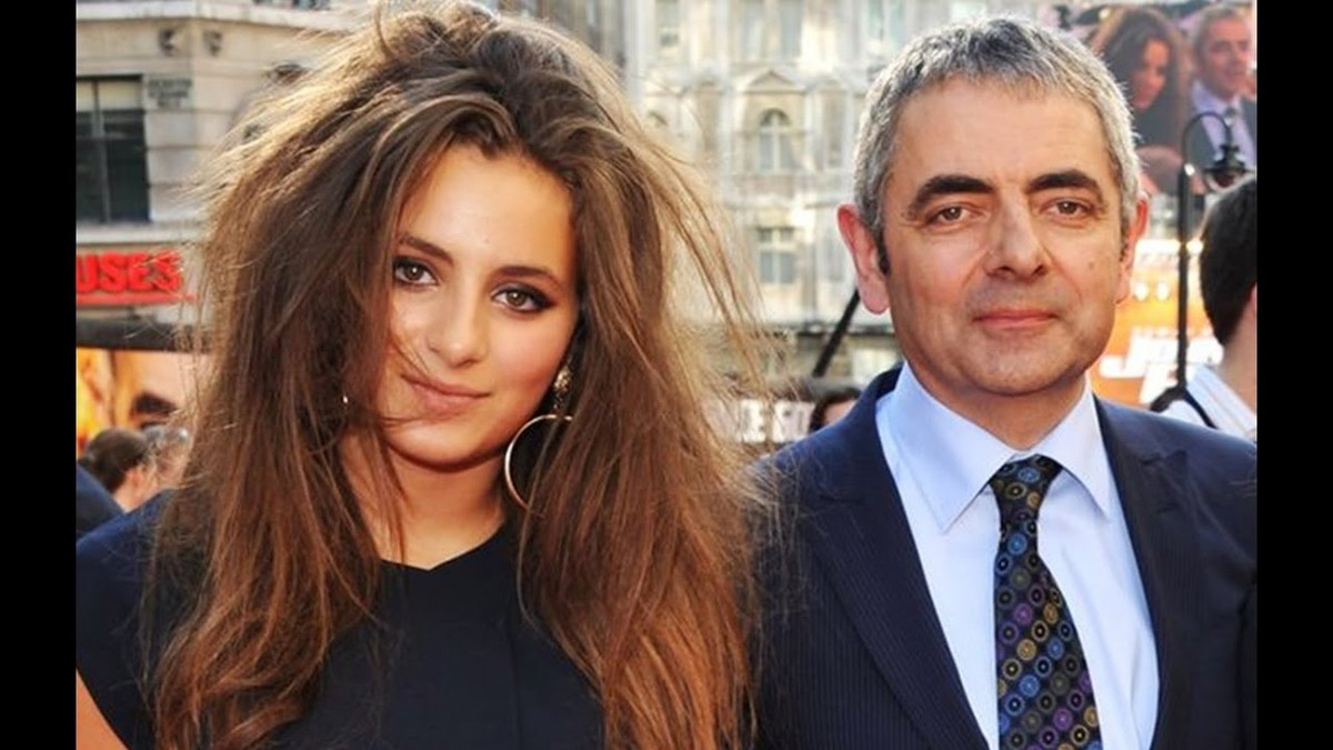 Nổi tiếng từ những vai diễn hài hước, “Vua hài nước Anh” Rowan Atkinson từng được bình chọn là 1 trong 50 diễn viên hài kịch xuất sắc nhất nước Anh. Đặc biệt, khán giả thế giới đều quen thuộc với ông trong tạo hình ngài Mr Bean hậu đậu nhưng vô cùng hài hước. Là người nổi tiếng trong làng giải trí, thế nhưng ông rất ít khi chia sẻ đời tư của mình, đặc biệt là những hình ảnh về cô con gái của mình thì càng ít được biết đến.