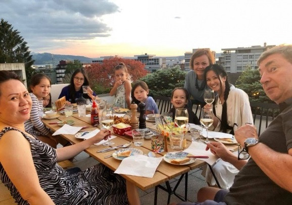 Hồng Nhung và hai con đến thăm gia đình người bạn ở Thụy Sĩ.