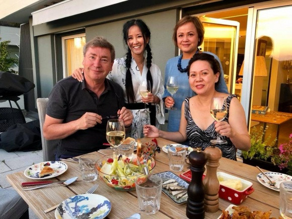 Nhìn Hồng Nhung vui vẻ, tích cực sau cuộc ly hôn khiến người hâm mộ cảm thấy yên tâm hơn.