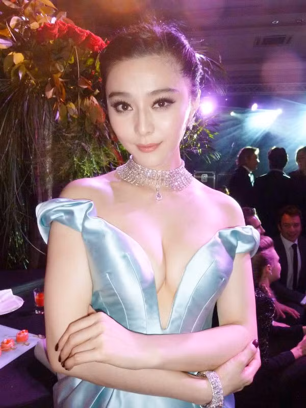 Lo anh Pham Bang Bang bi dua len xe canh sat gay xon xao-Hinh-2