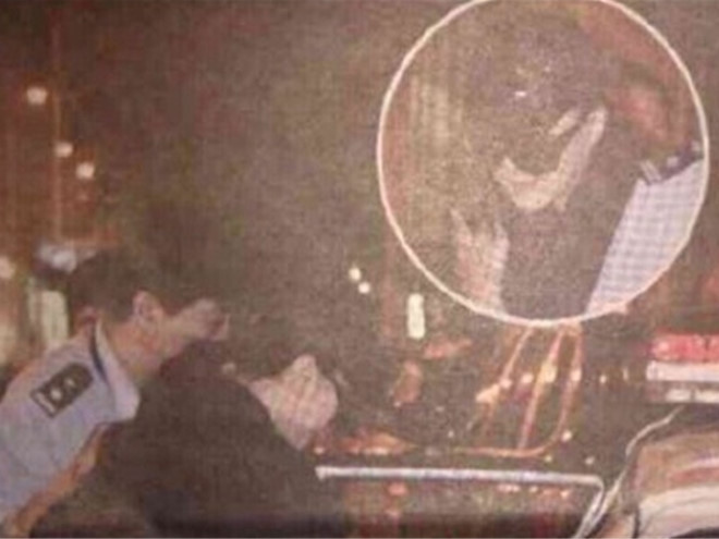 Lo anh Pham Bang Bang bi dua len xe canh sat gay xon xao