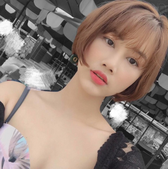 Về phía Trang Linh, cô gặp nhiều sự phản đối từ phía gia đình và bạn bè khi đồng ý đến với Tiến Dũng bởi anh có một quá khứ đào hoa.