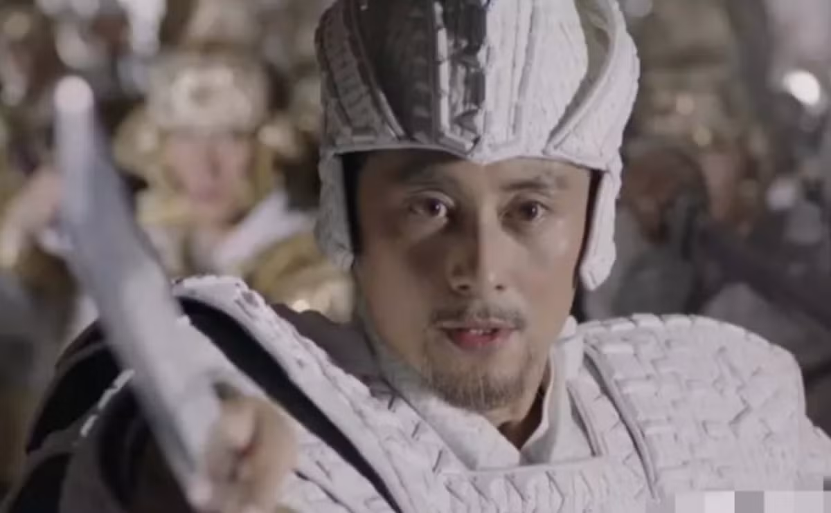 Bộ giáp của tướng quân gợi cảm giác giống thạch cao hơn là kim loại.