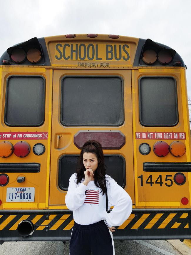 Vừa hoảng hồn vì thất lạc 6 vali hành lý, Đông Nhi lại bị rơi điện thoại xuống biển chỉ sau đó vài ngày.