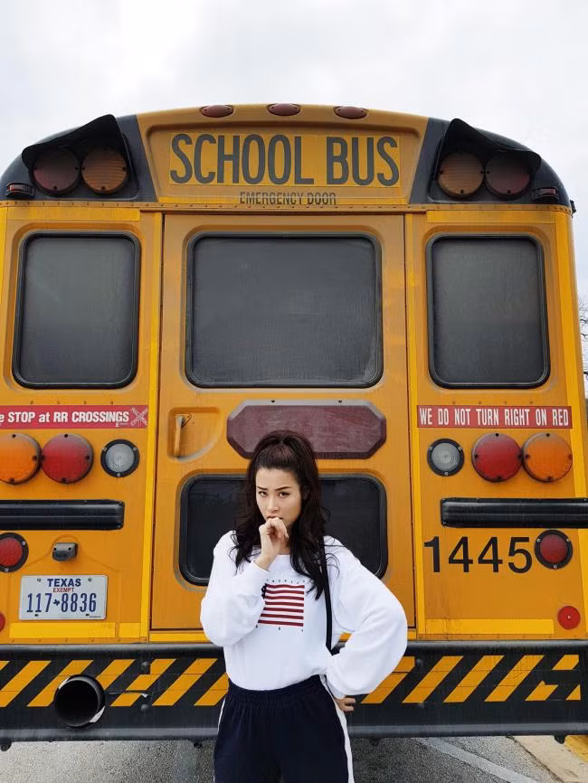 Vừa hoảng hồn vì thất lạc 6 vali hành lý, Đông Nhi lại bị rơi điện thoại xuống biển chỉ sau đó vài ngày.