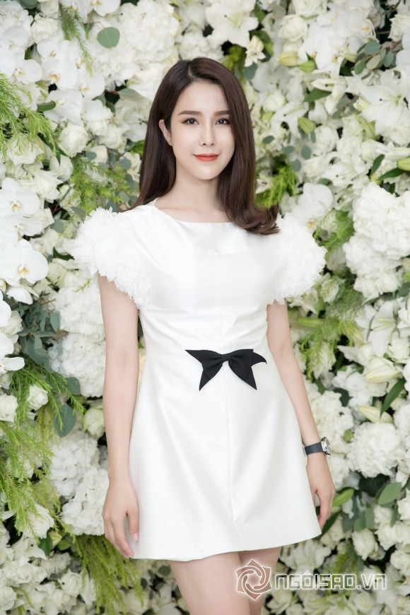 Cô cũng thay đổi phong cách ăn mặc từ hở bạo sang kín cổng cao tường.