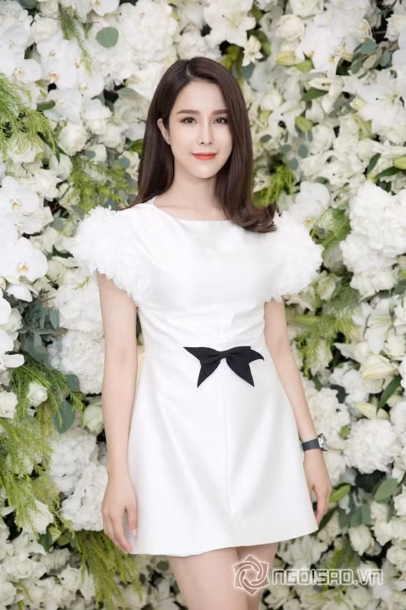 Cô cũng thay đổi phong cách ăn mặc từ hở bạo sang kín cổng cao tường.