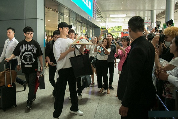 Jung Hae In còn được tặng một chiếc nón lá Việt Nam. Mỹ nam đã nhanh chóng đội chiếc nón lên đầu trông vô cùng dễ thương.