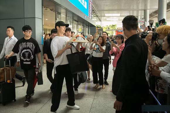 Jung Hae In còn được tặng một chiếc nón lá Việt Nam. Mỹ nam đã nhanh chóng đội chiếc nón lên đầu trông vô cùng dễ thương.