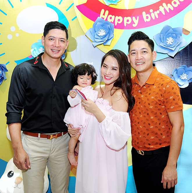 Nghệ sĩ Bình Minh đến chung vui cùng gia đình Hải Băng - Thành Đạt. Mang thai lần này nữ ca sĩ cho biết không bị nghén. Hiện Hải Băng đã tăng 10kg.