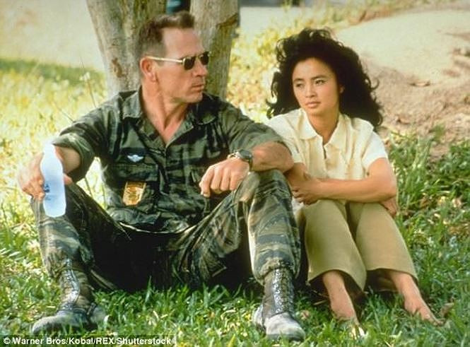 Lê Thị Hiệp và Tommy Lee Jones trong 1 cảnh phim.