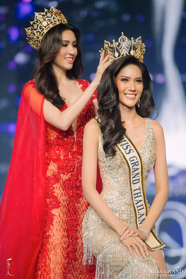 Theo ban tổ chức, đương kim hoa hậu sở hữu chiều cao 1,8 m, là giáo viên dạy tiếng Anh. Cô nhận vương miện từ người tiền nhiệm - Hoa hậu Hòa bình Thái Lan 2017 Pam Premika Pamela. Ngoài ra, Hoa hậu Hòa bình Quốc tế Maria Jose Lora và Ariska Putri Pertiwi cũng là khách mời ở đêm thi chung kết.