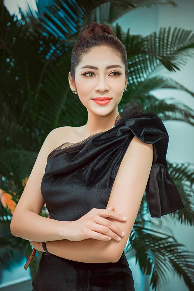 Người đẹp diện bộ váy màu đen được thiết kế ôm sát đường cong cơ thể.