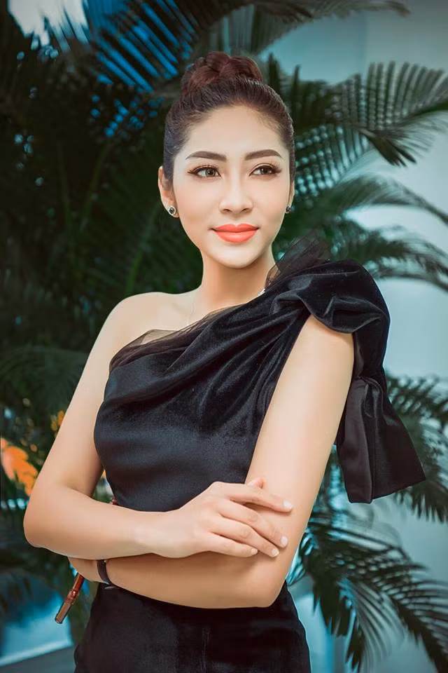 Người đẹp diện bộ váy màu đen được thiết kế ôm sát đường cong cơ thể.