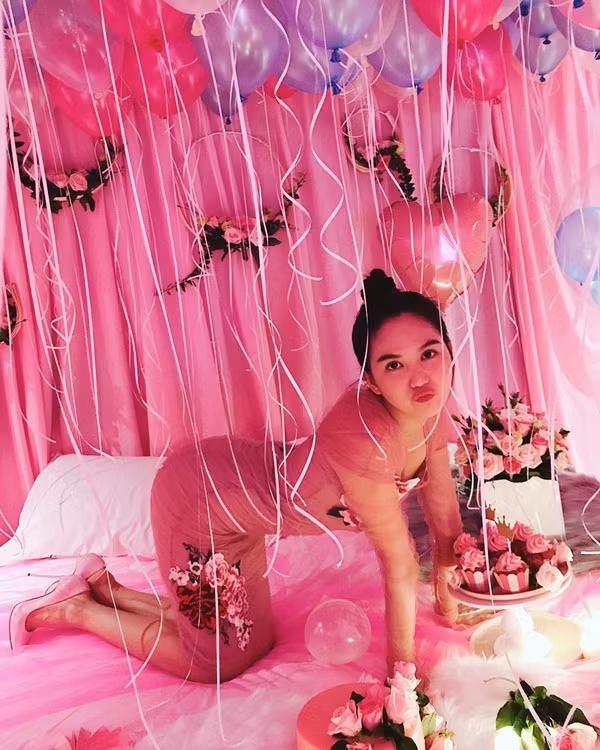 Ngọc Trinh được nhiều người chú ý về chuyện tình cảm, đặc biệt là sau cuộc tình ồn ào với tỷ phú Hoàng Kiều.