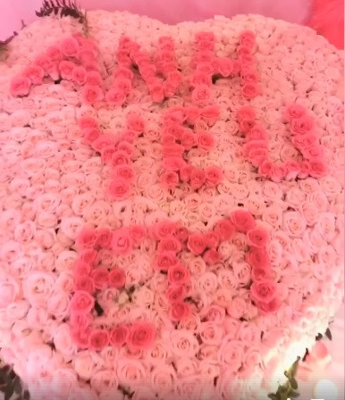 Điểm nhấn của căn phòng là hình trái tim kết bằng hoa hồng với dòng chữ: "Anh yêu em"