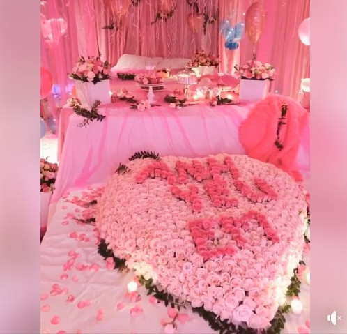 Người mẫu Ngọc Trinh chia sẻ: "Khi bước vào căn phòng này mình đã khóc, có lẽ anh biết dạo này mình thích màu hồng nên đã chịu khó làm cho mình 1 căn phòng hồng toàn tập. Tất cả những gì anh làm cũng chỉ muốn mình được thật sự vui vẻ và hạnh phúc nhất, điều mà chưa bao giờ mình có được trong 29 năm qua. Cám ơn anh vì tất cả".