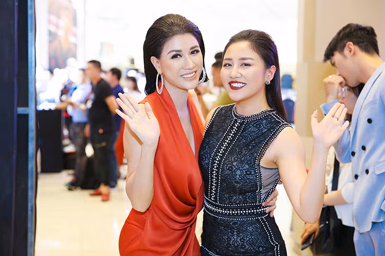 Trang Trần góp mặt tại sự kiện. Cô chụp ảnh cùng Văn Mai Hương.