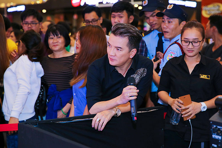 Trong chương trình, khán giả không khỏi bất ngờ khi biết Đàm Vĩnh Hưng có con gái nuôi hát hay, nổi tiếng, được giữ kín 6 năm qua.