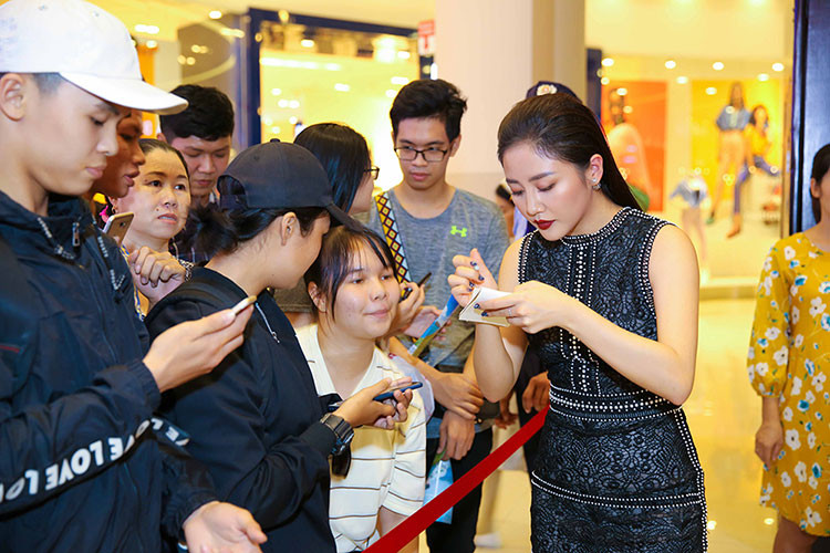 Con gái nuôi của Đàm Vĩnh Hưng không ai khác chính là Văn Mai Hương. Nữ ca sĩ chia sẻ: "Cách đây 6 năm, Hương cùng ba Đàm Vĩnh Hưng và chị Cẩm Ly có tham gia một dự án quảng cáo. Lúc đó ba Đàm Vĩnh Hưng, chị Cẩm Ly vào vai ba mẹ còn Hương vào vai con. Từ lần hợp tác ăn ý đó, ba Đàm Vĩnh Hưng nhận Hương làm con nuôi".