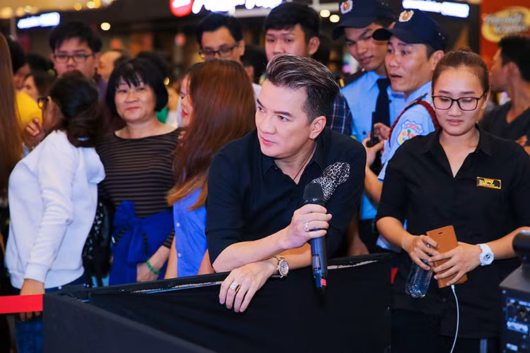 Trong chương trình, khán giả không khỏi bất ngờ khi biết Đàm Vĩnh Hưng có con gái nuôi hát hay, nổi tiếng, được giữ kín 6 năm qua.