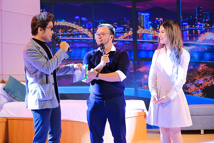 Trong buổi giao lưu, Ngọc Thanh Tâm tiết lộ đã hành hạ bạn diễn. Không chỉ tát Hoài Lâm hơn 100 cái, cô còn được bạn diễn cõng 20 lần để quay đúng một phân cảnh.