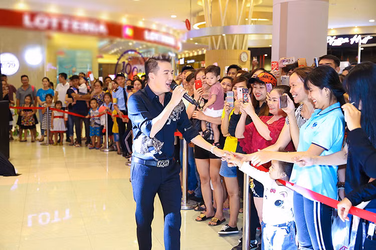 Đàm Vĩnh Hưng nhận được sự ủng hộ của fan khi thể hiện loạt hit tại sự kiện. Trong phim "Yêu em bất chấp", vai diễn ông chồng sợ vợ của Đàm Vĩnh Hưng hứa hẹn mang đến sự bất ngờ.