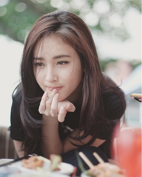 Móng tay của Nong Poy khá dài và hầu như cô nàng không bao giờ sơn chúng. Lý do là bởi cô ý thức được tác hại của việc sơn móng khiến móng nhanh chóng trở nên vàng ố, thâm đen và mất đi độ bóng mượt. Hơn thế nữa, việc không sơn móng tay cũng giúp Nong Poy ghi điểm trong mắt người hâm mộ ở nhiều lứa tuổi bởi sự tự nhiên, nhẹ nhàng của mình.