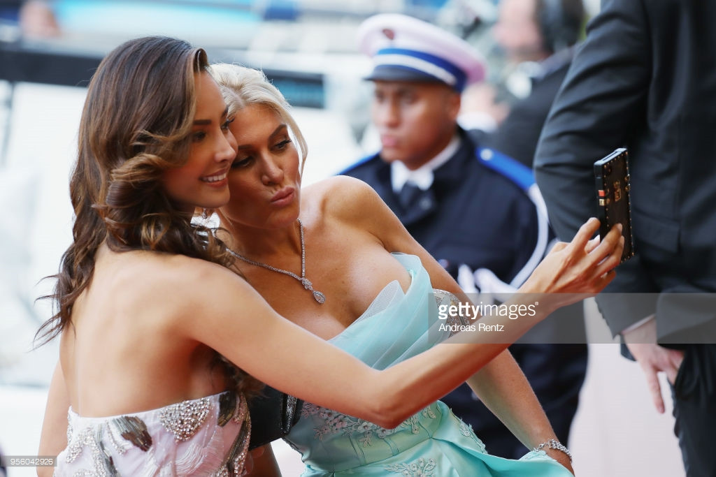 Patricia Contreras và Hofit Golan chụp ảnh selfie. Giây phút bình thường này lại là điều bị cấm tại LHP Cannes năm nay. Theo Variety, do những bất ổn về an ninh và nguy cơ khủng bố, ban tổ chức LHP Cannes đã đưa ra những quy định hết sức nghiêm ngặt. Lực lượng cảnh sát được huy động tối đa để bảo đảm an ninh. Những vị khách có mặt trên thảm đỏ đều nhận được lời nhắc nhở: “Không chụp ảnh selfie trên thảm đỏ. Cảm ơn. Bất kỳ ai vi phạm sẽ bị mời khỏi sự kiện”.