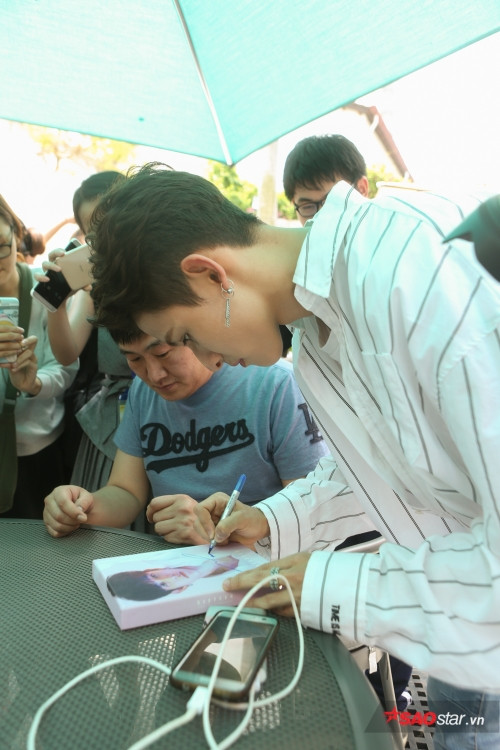 Mặc dù trượt suất debut cùng Wanna One nhưng Samuel vẫn sở hữu lượng fan hùng hậu, luôn nhiệt tình ủng hộ các sản phẩm của anh chàng.