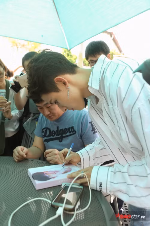 Mặc dù trượt suất debut cùng Wanna One nhưng Samuel vẫn sở hữu lượng fan hùng hậu, luôn nhiệt tình ủng hộ các sản phẩm của anh chàng.