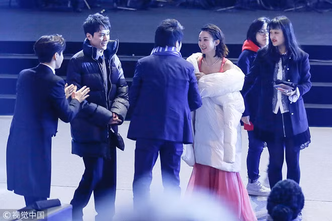 Phùng Thiệu Phong đi sát Triệu Lệ Dĩnh sau khi kết thúc sự kiện.