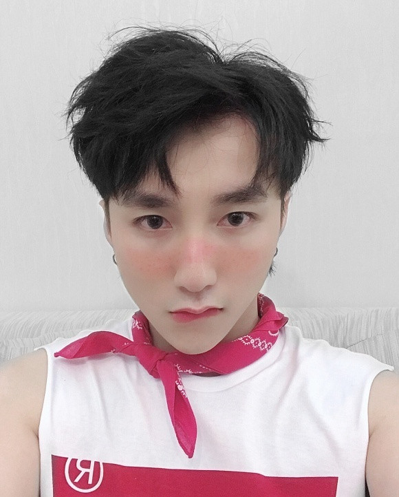 Anh chàng bắt đầu thay đổi phong cách trang điểm của mình khoảng tháng 5 gây sốt khi đăng ảnh nữ tính với kiểu makeup phần má đậm, đánh má hồng phủ gò má, sống mũi mà nam ca sĩ còn chấm lên một ít tàn nhang để tạo điểm nhấn và không quên tô son cùng tông màu.