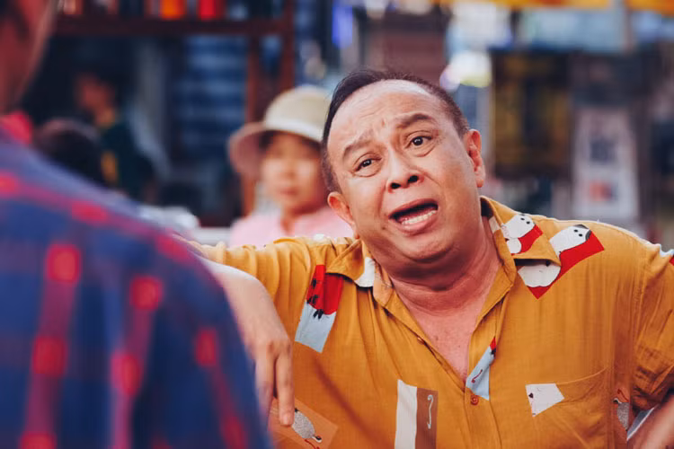 Ông Chín Đỏ Đen, bố của Bích (Nam Em) dù không phải người cha mẫu mực nhưng từ trong sâu thẳm ông là một người cha rất mực yêu thương con.