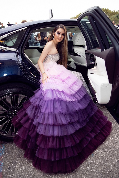 Cô cũng được đưa đón bằng xe sang đến tham dự sự kiện.