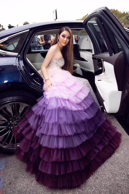 Cô cũng được đưa đón bằng xe sang đến tham dự sự kiện.