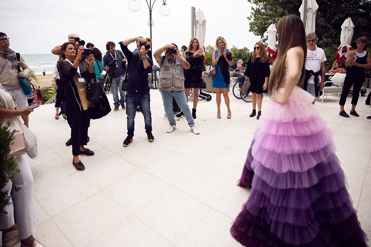 Sự xuất hiện của Lý Nhã Kỳ tại LHP Venice được truyền thông quốc tế và công chúng quan tâm.