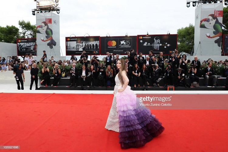 Với sự chuẩn bị chỉn chu, Lý Nhã Kỳ được khen có thần thái và phong cách thời trang không thua gì các minh tinh, dù lần đầu tham dự LHP danh giá nhất nước Ý.