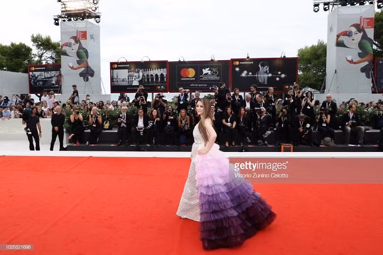 Với sự chuẩn bị chỉn chu, Lý Nhã Kỳ được khen có thần thái và phong cách thời trang không thua gì các minh tinh, dù lần đầu tham dự LHP danh giá nhất nước Ý.