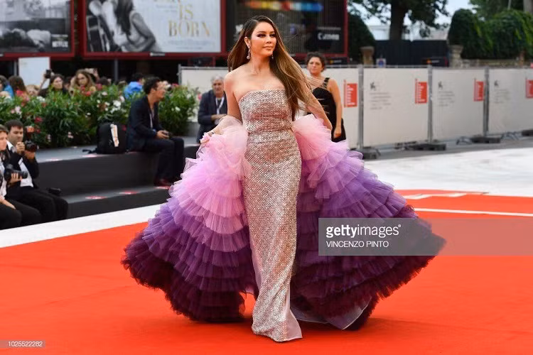 Hình ảnh Lý Nhã Kỳ trên thảm đỏ Liên hoan phim Venice.