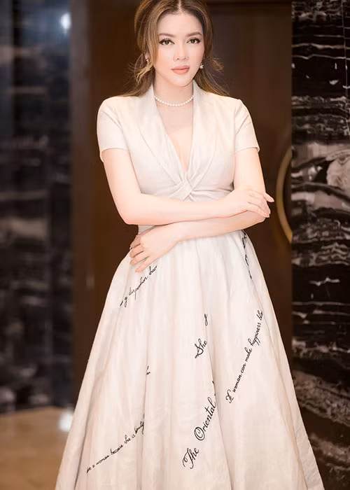 Trong shoot ảnh khác, nữ diễn viên chọn chiếc váy xòe trắng với họa tiết chữ được in 3D tinh tế, tôn làn da trắng của người mặc.