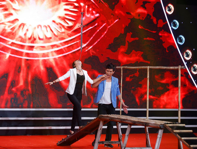 MC Thanh Bach quy goi cau hon Thuy Nga tren san khau-Hinh-3