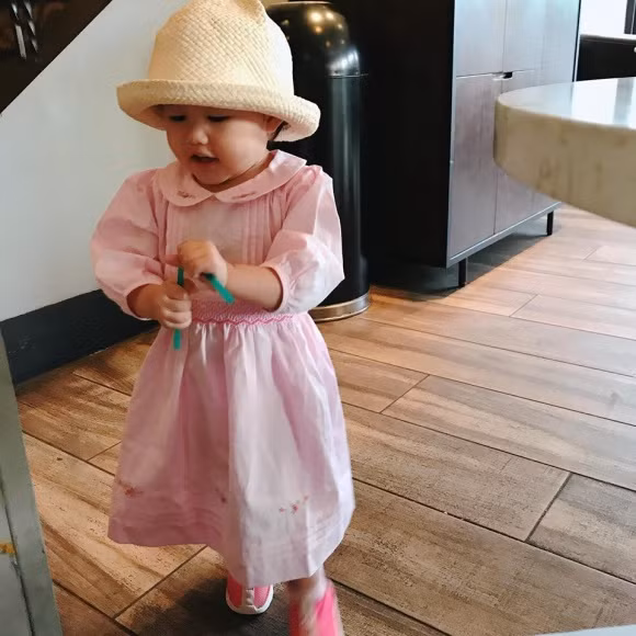Bé Bồ Câu nhà Phan Như Thảo diện váy hồng xinh xắn, đội mũ fedora.
