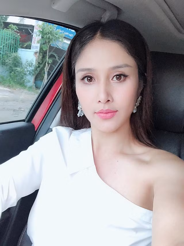 Cô hiện tại đang tập trung cho công việc kinh doanh để sớm mua được nhà riêng và đón con gái về nuôi.