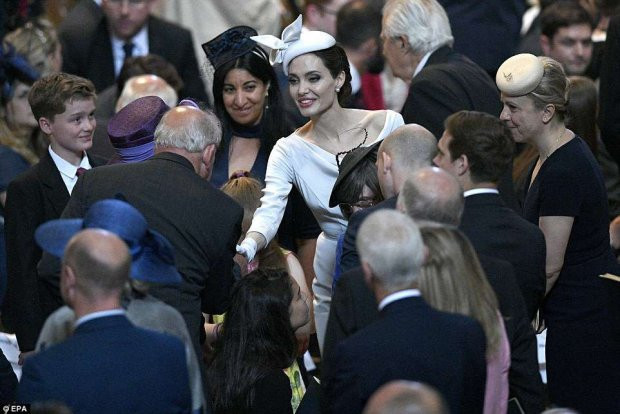 Bộ cánh gây ấn tượng đến từ nhà mốt couture London: Ralph &amp; Russo. Chiếc đầm làm nhiều người liên tưởng đến chiếc đầm mà Meghan Markel vừa diện hôm đính hôn với Hoàng tử Harry với phần viền cổ cách điệu. Tuy nhiên, chiếc đầm từ thương hiệu Ralph &amp; Russo của công nương Anh có phần kín đáo hơn.