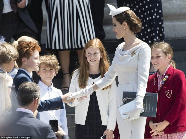 Mọi ánh mắt đều đổ dồn vào vẻ đẹp của minh tinh người Mỹ. Sự kiện này theo dự kiến có sự góp mặt của Nữ hoàng Anh. Tuy nhiên vì lý do sức khỏe mà Nữ hoàng đã không thể tham gia buổi lễ như lịch trình đã lên trước đó. &gt;&gt;&gt; Xem video "Tại sao Angelina Jolie đệ đơn ly hôn Brad Pitt". Nguồn VTC14: