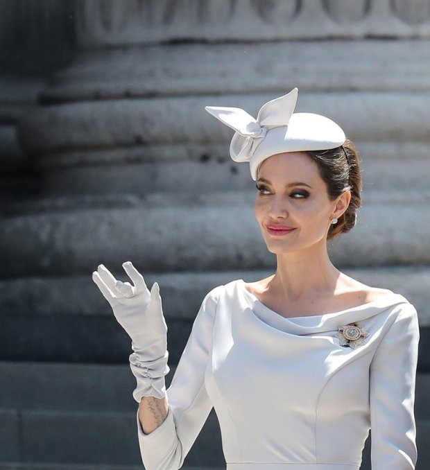 Angelina Jolie tái xuất sang chảnh sau ồn ào với chồng cũ Angelina Jolie tai xuat sang chanh sau on ao voi chong cu