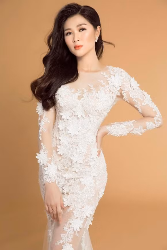 Bà xã của Huy Khánh xinh đẹp khi diện váy cưới.