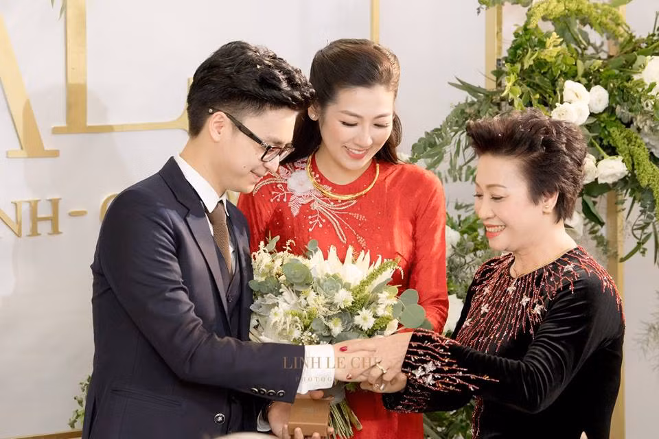 Mẹ chồng Tú Anh chúc phúc cho hai con.