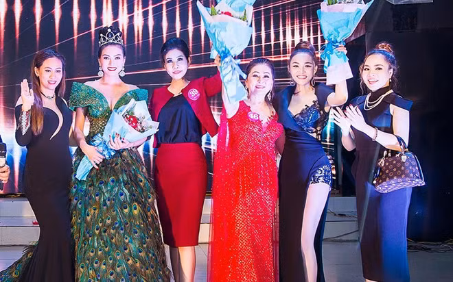 Cuộc thi Duyên dáng doanh nhân dành cho các nữ doanh nhân Việt bị ngừng giữa chừng với lý do cắt điện.